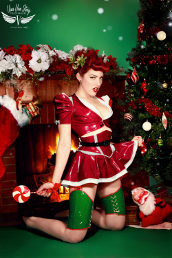 savingthrowvssexy:  Merry Christmas by porsylin  Model: Porcelain