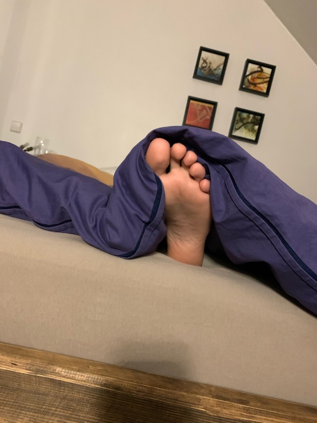 feetman80-deactivated20220409:My friends feet 