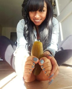 ebonytoesandfeetblk:  Wish my pickle was in between them feet