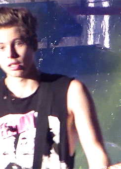 hemmo-butt:  luke after singing ‘long way home’ in Chicago