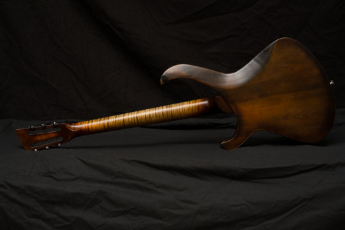 bushdog:  Nick Page Guitars | Violine Machine 