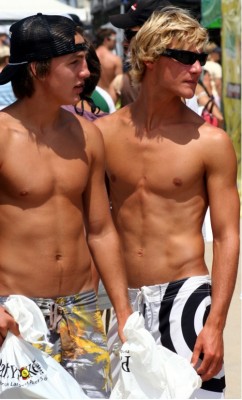 itsswimfever:  Two hot beachboys…