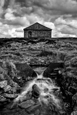 photowilliams:  High on the Moors Reservoir pump house. Smiiddyshaw,