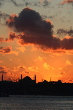 s4lvage:  sunset @ istanbul by ricascristo on Flickr. 