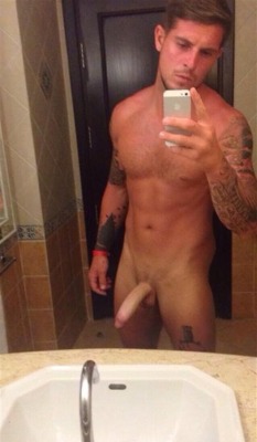 txcwbysexy:  straightdudesexting:  Straight bro  Hung stud 