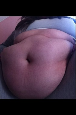 mcflyver:  curvygiirl:  Gash i’m so fat  Might have put on