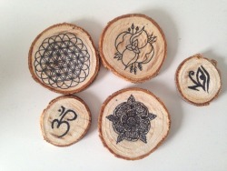 0ceandusst:  I drew on tree cookies because the snow broke my