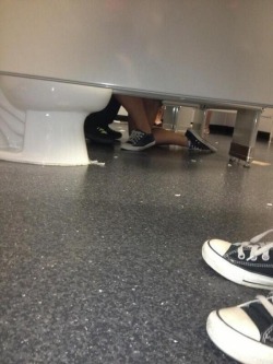 kingjaffejoffer:   Aww, there’s a girl proposing to a guy in