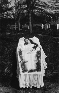 brennenmir:   Victorian Era Post-Mortem Photography   