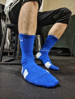 malesockfetish:  Blue gym socks into the rotation