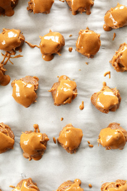 sweetoothgirl:5 INGREDIENT SALTED CARAMEL PEANUT BUTTER TRUFFLES