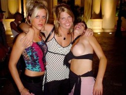 More nip slips and pussy slips pics at http://pussyslip.tumblr.com/