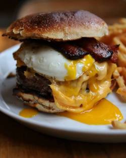 yummyfoooooood:Bacon & Egg Cheeseburger