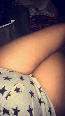 nativeprincesa:  Thighs always falling out my shorts 😓