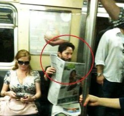 litto:  El hombre que está leyendo el periódico en la foto