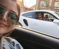 releasings:  caliiigurlll:  sitting in traffic with ellen and