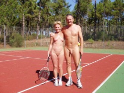 nakedexercise:  playanaturista:  playanaturista artmalenude uponyoursatin   Naked tennis.  Nude Community Tennis