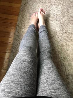 sexyfeetgirl-99:  My new leggings and pedi 🥰🥰 reblog if