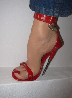 maxigismo:  Plastic heel  I want to worship those