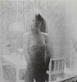 vivipiuomeno1:  Yoshihiro Tatsuki 1970 - Girl behind Curtain