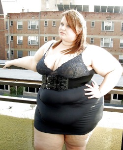 Roxxie somewhere around 300 pounds&hellip; Amanda/Foxy Roxxie 53-52-64 46D 5'4&quot; 400 lbs. 182 kg BMI 68.7  	 /- 