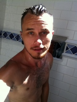 blakelupoxxx:  Showering should be a relaxing time ;)