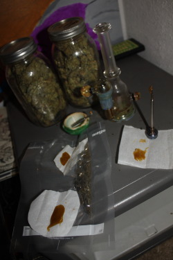 fatdabsandacidtabs:  Hash, grass and some wax! breaking in the