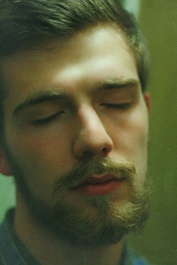 aarymis: bubblebutt-oms:  Beautiful  That beard would be drenched.