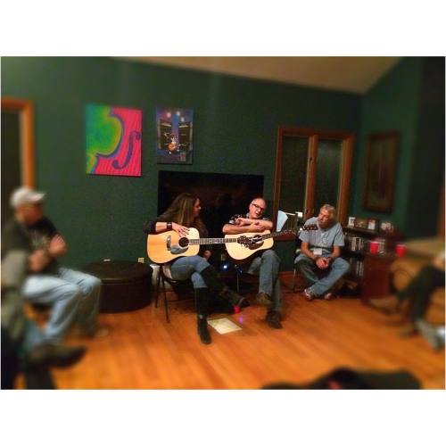 <p>And so it begins… #songcircle #nashvillesongwritercamp #spinningyarns  (at Ridgetop, Tennessee)</p>