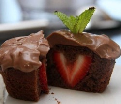 Chocolate strawberry cupcake on We Heart It http://weheartit.com/entry/82591369/via/carmencitatorrontegui