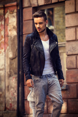 fourchevrons2:  Midnight Memories photoshoot x   Ah Liam!!