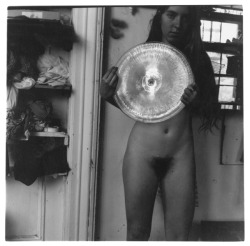 vivipiuomeno:  Francesca Woodman ph. early w