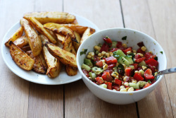 dailyoats:  Roasted potatoes with salsa salad (red bell pepper,
