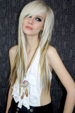 i-heart-tiny-girls:  I <3 skinny emo girls, via i heart tiny