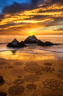 lilmisinnocent:  heaven-ly-mind:  sunset run, sand art, Ocean