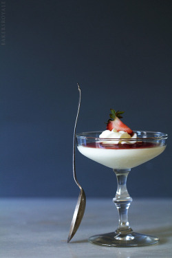 confectionerybliss:  Vanilla Panna Cotta with a Strawberry Sauce