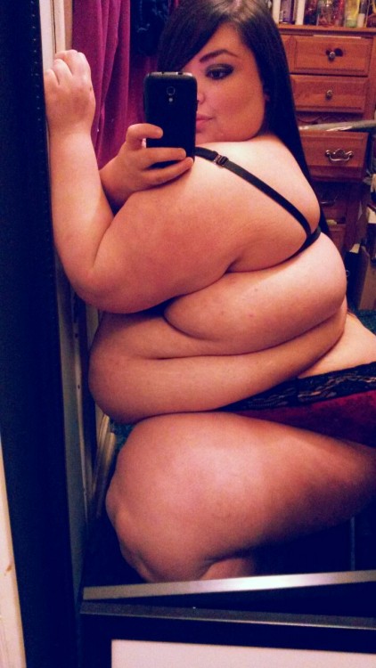 bigcutieaspen:  This side roll is getting to say goodbye to this bra.