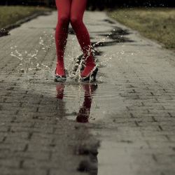 tightsobsession:  Puddle splashing in red tights and heels. Tights