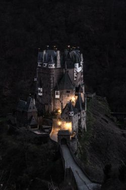 sexyray1982:  maya47000:  Spooky castle by Alex Gaflig   Gorgeous…