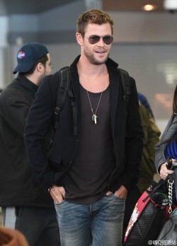 alphamusclehunks:  weepingangel0013:  Chris Hemsworth arrives