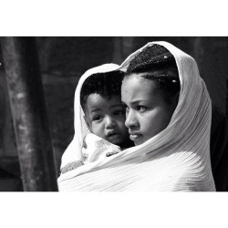 samuelernesto:   Eritrean/ Ethiopian woman with child in traditional