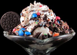 fyeahsundaes:Oreo M&M Sundae:Vanilla Bean Ice Cream topped