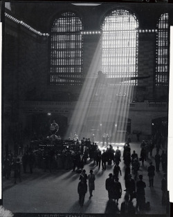 undr:  Bettmann. Sunbeams Shining into Grand Central Station.