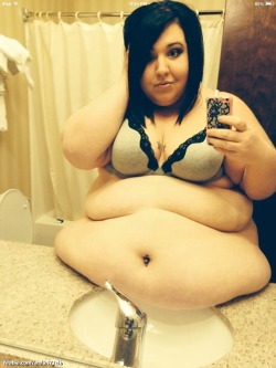 ilovefatssbbwbellies:  Wanna fuck a horny bbw lady tonight? -