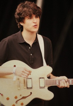 elliptical-pattern:  Ezra Koenig at Pitchfork Festival 2008 