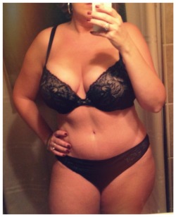 thickchicksnjunk:  rockthemcurves:  Bra and panties… I love