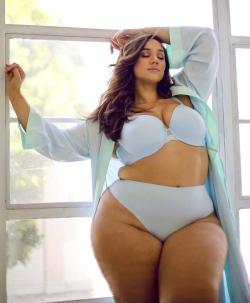 hugelovedezire:  Epitome of Big and Beautiful