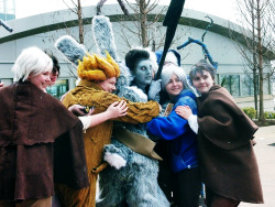 lithefider:  slumberingsands:  This is one of my favorite group hugs from the Katsucon RotG photoshoot… mainly because    Pitch  MY FACE I CAN’T  Omfg XD