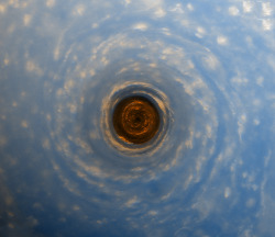 astronomyblog:    Saturn’s hexagon assembled using images taken