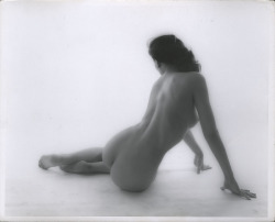 gmgallery:Nude figure study of Alice Denham by Tony Guyther,